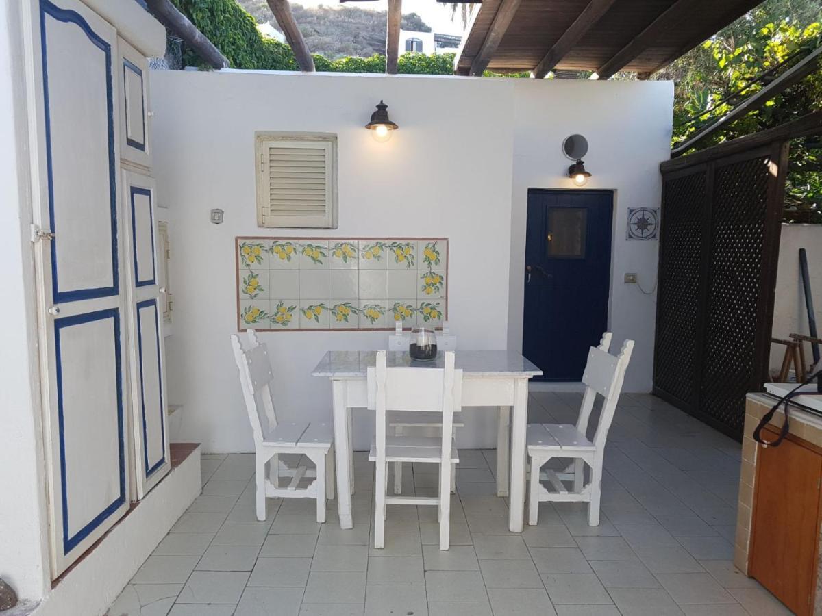 Con I Piedi Nell'Acqua Apartment Стромболи Екстериор снимка