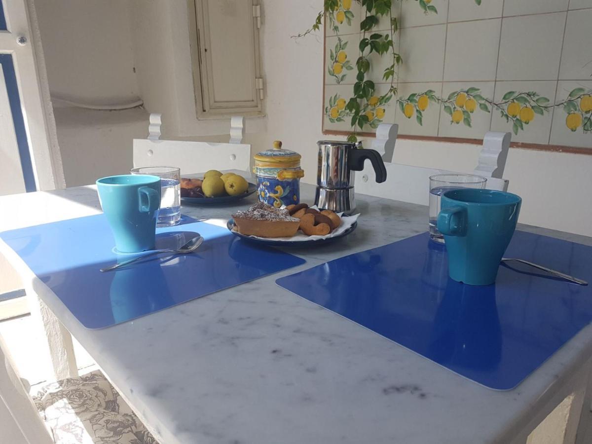 Con I Piedi Nell'Acqua Apartment Стромболи Екстериор снимка